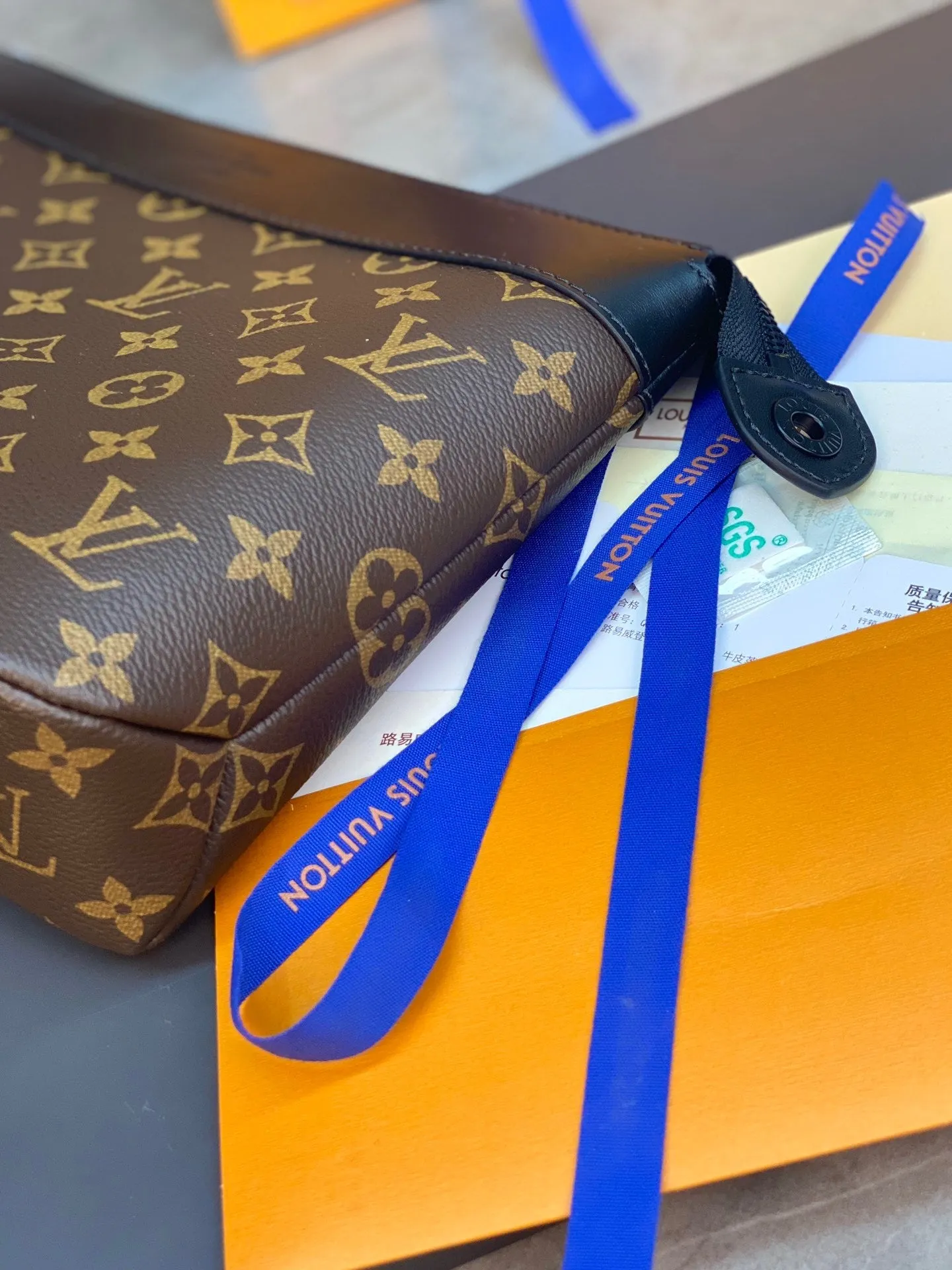 MBG058 Pochette Voyage Souple / HIGHEST QUALITY VERSION / 12.6 x 8.3 x 3.1 inches