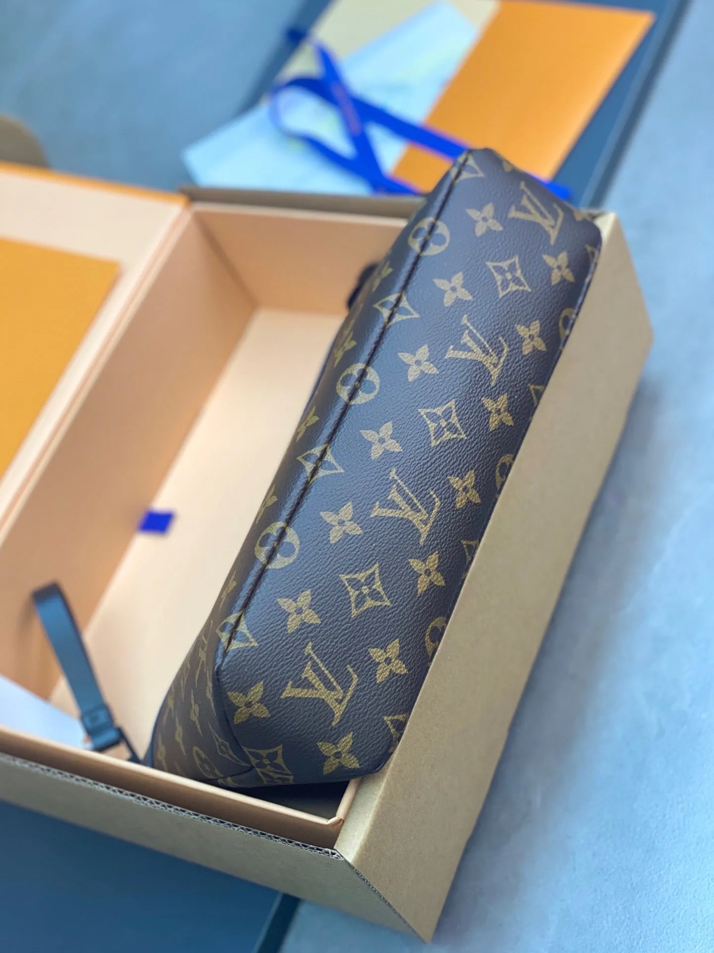 MBG058 Pochette Voyage Souple / HIGHEST QUALITY VERSION / 12.6 x 8.3 x 3.1 inches