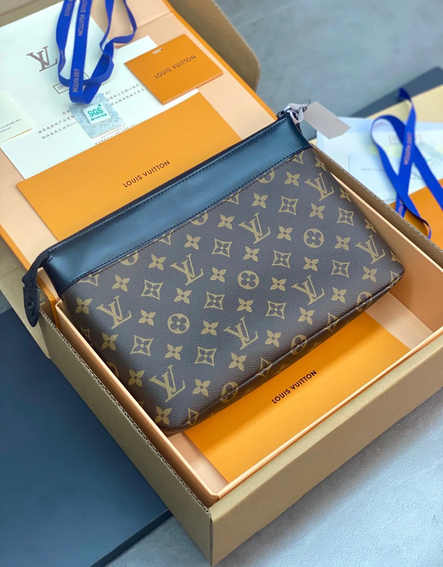 MBG058 Pochette Voyage Souple / HIGHEST QUALITY VERSION / 12.6 x 8.3 x 3.1 inches